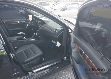 2014 Mercedes-Benz C 250 Luxury/Sport z USA, uszkodzony, nr VIN WDDGF4HB0EA964437